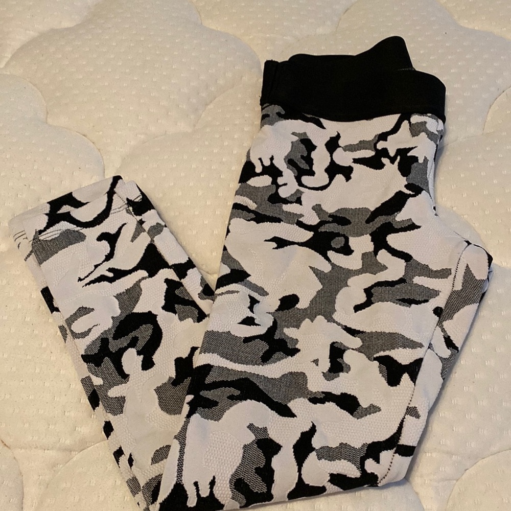 Koral small camo leggings white black
